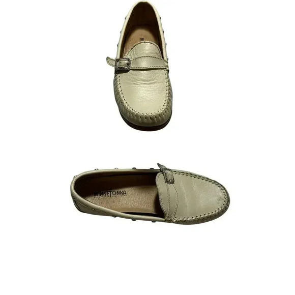 Minnetonka Moccasins Women's Size 6 1/2 Beige Leather Hard Sole Studs Buckle Up - Picture 2 of 8
